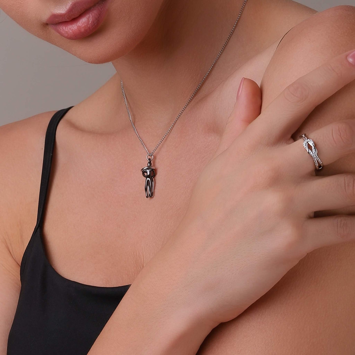 CapeGlow® Hold You Close – The Hug Necklace Capeglow